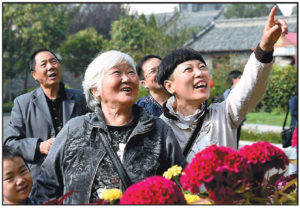 Chinese seniors traveling