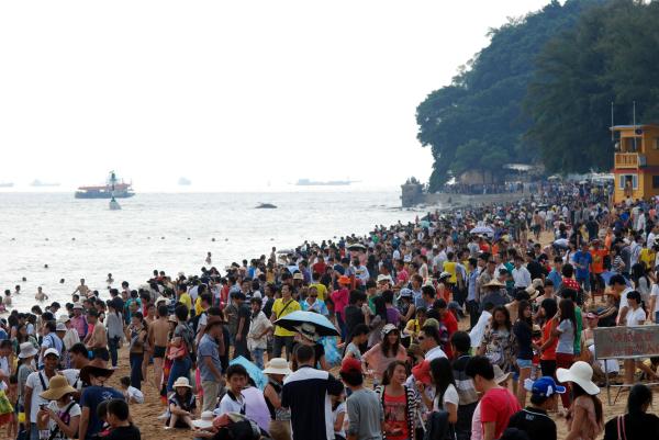Tourists flock to the tropical beaches of Gulangyu, Xiamen
