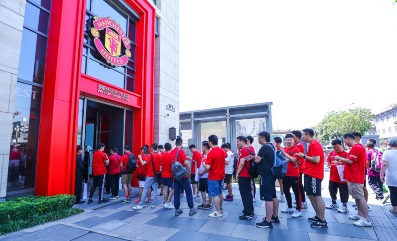 Manchester United fans queue outside the world’s first Man United Experience Center, Beijing. 