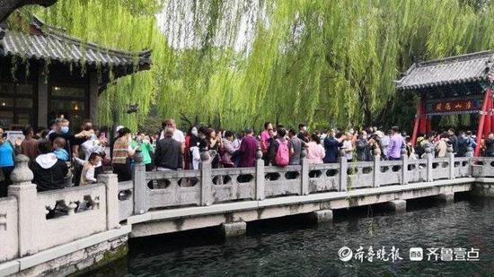 a scenic spot crowded with tourists during 2020 golden week.