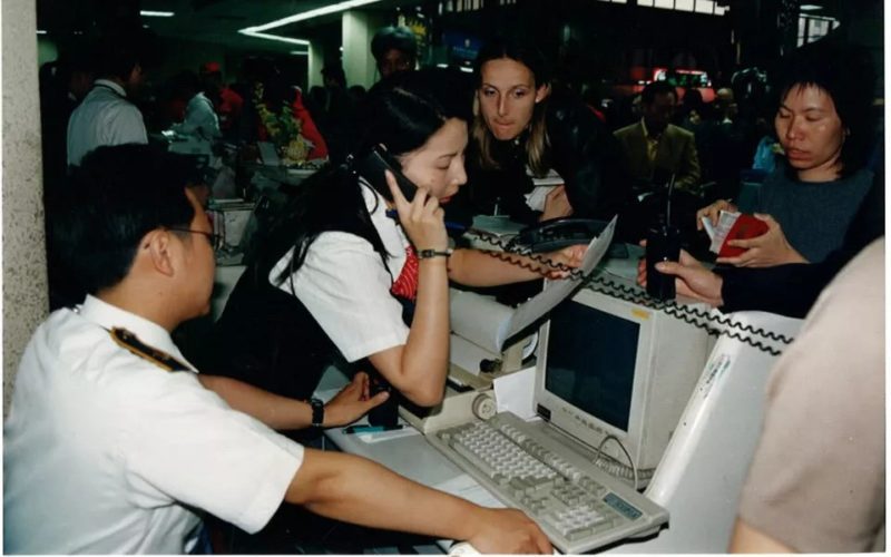 Check in during 2002 ‘s “Golden Week” air travel in China 