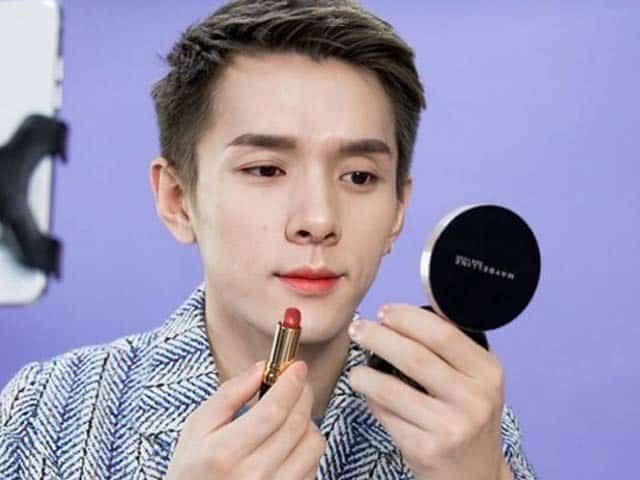 Blogger Lee trying lipsticks Lipstick market in China