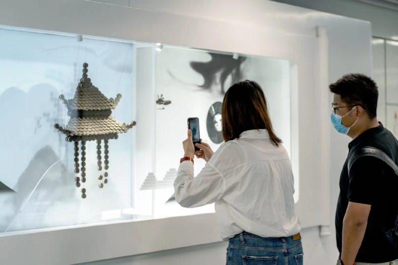 Source: Official Weibo of Oreo. Customers enjoy this creative and aesthetic campaign of Oreo. Offline exhibit in Hangzhou