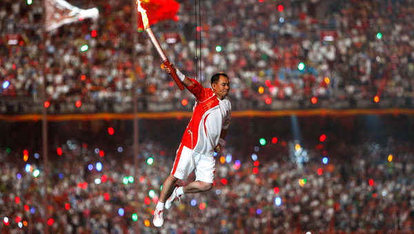 Li Ning lit the Olympic torch 