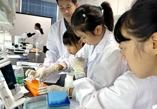 The educational tourism market in China where kids conduct an experiment 