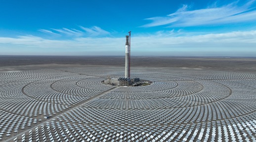 A photothermal power plant with 12,000 heliostats surrounding a 260-meter-high heat-absorbing tower is in construction in Jiuquan City